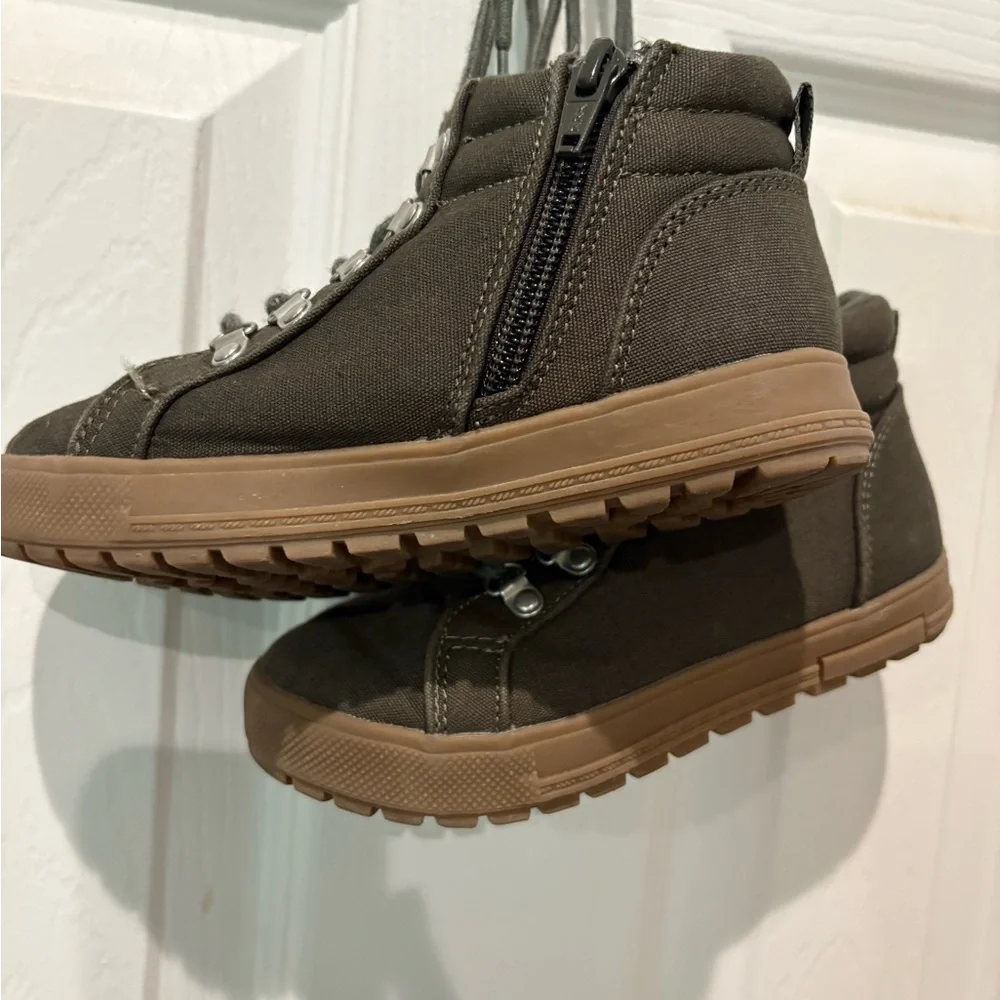 Kids‎ Sneaker Boots with Side Zipper and Chunky Sole Olive Size 10